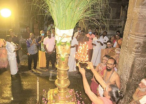 திருநெல்வேலி நெல்லையப்பர் காந்திமதியம்மன் கோயில், (அடுத்த படம்) குற்றாலம் குற்றாலநாத சுவாமி கோயில், (கடைசி படம்) சங்கரன்கோவில் சங்கர நாராயண சுவாமி கோயில் ஆகியவற்றில் மார்கழி திருவாதிரை திருவிழா கொடியேற்றம் நடைபெற்று, கொடிமரத்துக்கு தீபாராதனை நடைபெற்றது. வரும் 20-ம் தேதி வரை நடைபெறும் இவ்விழாவில், அன்று அதிகாலையில் ஆருத்ரா தரிசன காட்சி நடைபெறுகிறது. படம்: மு.லெட்சுமி அருண்.