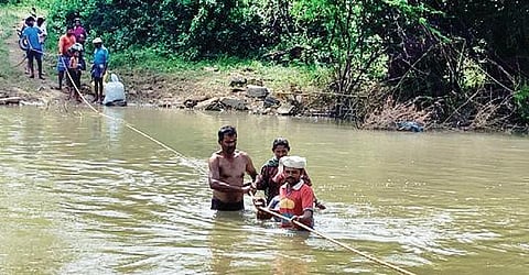 வேப்பனப்பள்ளி அருகே மார்பளவு தண்ணீரில் கயிற்றைப் பிடித்தபடி ஆபத்தாக ஆற்றை கடந்து செல்லும் நந்தகுண்டப்பள்ளி கிராம மக்கள்.