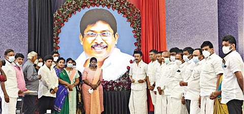 சேலத்தில் மறைந்த திமுக தேர்தல் பணிக்குழு செயலாளர் வீரபாண்டி ராஜாவின் படம் திறப்பு நிகழ்ச்சி நடைபெற்றது. நிகழ்ச்சியில், வீரபாண்டி ராஜாவின் உருவப்படத்தை திமுக தலைவர் ஸ்டாலின் திறந்து வைத்தார். 	             படம்:எஸ்.குரு பிரசாத்