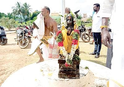 காளையார்கோவில் வட்டாட்சியர் அலுவலகம் முன் கொடி கம்பம் கீழே வைக்கப்பட்ட ஆஞ்சநேயர்  சிலை.