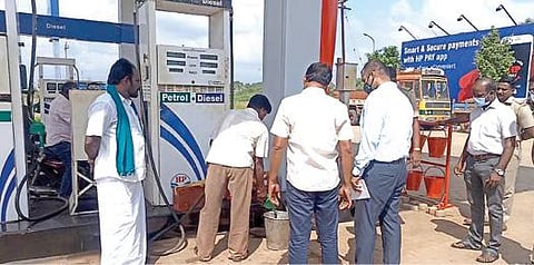 மானாமதுரை சிப்காட் காவல் நிலையம் அருகே உள்ள பெட்ரோல் பங்க்கில் ஆய்வு செய்த தொழிலாளர் நலத் துறை மற்றும் எண்ணெய் நிறுவன அதிகாரிகள்.