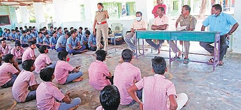முஷ்ணம் அருகே உள்ள கானூர் அரசு மேல்நிலைப் பள்ளி மாணவர்களுக்கு  காவல்துறை சார்பில் விழிப்புணர்வு முகாம் நடத்தப்பட்டது.