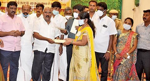 திண்டிவனத்தில்  கரோனா தொற்றினால் உயிரிழந்தவர்களின் குடும்பங்க ளுக்கு நிவாரண உதவியை  அமைச்சர் மஸ்தான் வழங்கினார். அருகில் ஆட்சியர் மோகன் உள்ளார்.