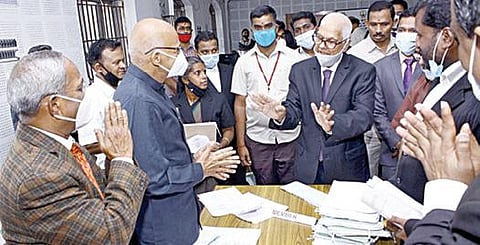 சென்னை உயர் நீதிமன்றத்தில் நேற்று நடந்த தேசிய லோக்-அதாலத்தை உயர் நீதிமன்ற நீதிபதி  பரேஷ் உபாத்யா பார்வையிட்டு ஆலோசனைகளை வழங்கினார். அருகில் மாநில சட்டப்பணிகள் ஆணைக்குழு உறுப்பினர் செயலர் நீதிபதி கே.ராஜசேகர் உள்ளிட்டோர் உள்ளனர்.