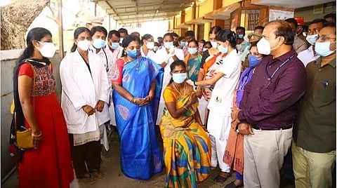 புதுவை மாநிலம் வில்லியனூரில் கரோனா தடுப்பூசி முகாமைத் துணைநிலை ஆளுநர் தமிழிசை சவுந்தரராஜன் இன்று ஆய்வு செய்த காட்சி.