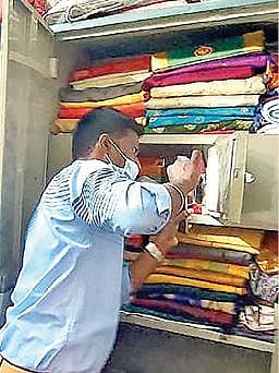 திருட்டு நடைபெற்ற வீட்டில் கை ரேகைகளை சேகரித்த தடயவியல் நிபுணர்.