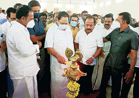 வேலூர் கஸ்பா பகுதியில் சமுதாய கூடத்தை நேற்று குத்துவிளக்கேற்றி தொடங்கி வைத்த அமைச்சர் துரைமுருகன்.