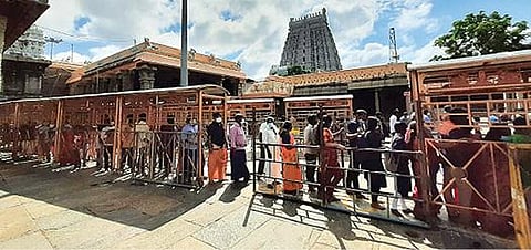 திருவண்ணாமலை அண்ணாமலையார் கோயிலில் நேற்று சுவாமி தரிசனம் செய்ய நீண்ட வரிசையில் காத்திருந்த பக்தர்கள்.