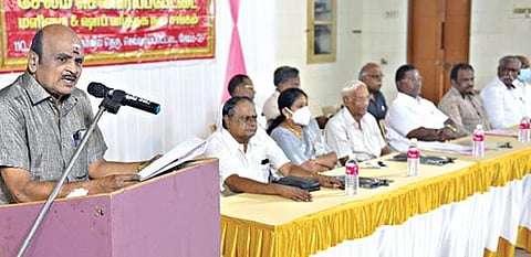 சேலத்தில் நேற்று நடந்த செவ்வாய்ப்பேட்டை மளிகை மற்றும் ஷாப் வர்த்தக நல சங்க பொதுக்குழு கூட்டத்தில் தலைவர் நடராஜன் பேசினார். படம்: எஸ். குரு பிரசாத்