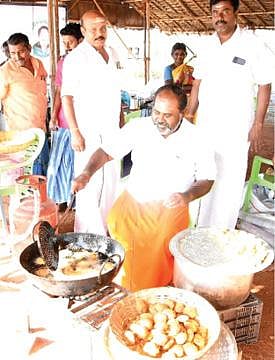 ஜெயலலிதா கோயிலில் உணவு தயாரித்த முன்னாள் அமைச்சர்  ஆர்.பி. உதயகுமார்.