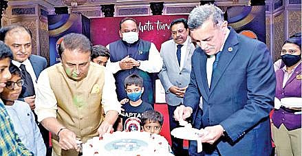 ஐஓசி நிறுவனத்தின் ‘சோட்டு’ சிலிண்டர் அறிமுகப்படுத்தப்பட்ட ஓர் ஆண்டு நிறைவு விழாவில் முன்னாள் கிரிக்கெட் வீரர் சுனில் கவாஸ்கர், ஐஓசி தலைவர் வைத்யா உள்ளிட்டோர் பங்கேற்றனர்.