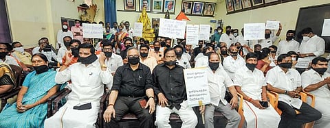 கருத்து சுதந்திரம், எழுத்துரிமையை மறுப்பதாக காவல் துறை மீது புகார் தெரிவித்து, சென்னை தி.நகர் கமலாலயத்தில் நேற்று வாயில் கருப்புத் துணி கட்டியபடி போராட்டம் நடத்திய பாஜகவினர்.படம்: பு.க.பிரவீன்