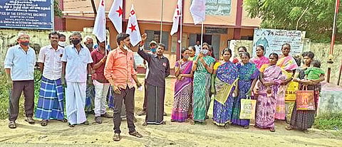 கோவில்பட்டியில் மின்வாரிய அலுவலகத்தை இந்திய ஜனநாயக வாலிபர் சங்கத்தினர்  மற்றும் பொதுமக்கள்  முற்றுகையிட்டனர்.