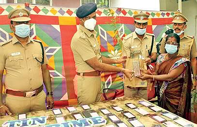 திருநெல்வேலி மாவட்டத்தில் திருடுபோன 70 செல்போன்கள் மீட்கப்பட்டு, அவற்றை உரியவர்களிடம் காவல் கண்காணிப்பாளர்  ப. சரவணன் ஒப்படைத்தார்.