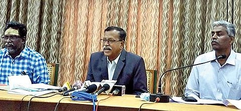 திருநெல்வேலி மனோன்மணியம் சுந்தரனார் பல்கலைக்கழக பட்டமளிப்பு விழா தொடர்பாக  செய்தியாளர்களிடம் பேசுகிறார், துணைவேந்தர் பிச்சுமணி. 			      படம்: மு.லெட்சுமி அருண்