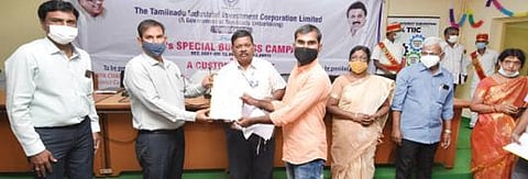 கிருஷ்ணகிரியில் தமிழ்நாடு தொழில் முதலீட்டுக் கழகம் சார்பாக 11 தொழில் நிறுவனங்களுக்கு ரூ.10.58 கோடி மதிப்பில் தொழில் கடன் பெறுவதற்கான ஆணைகளை ஆட்சியர் ஜெயசந்திர பானு ரெட்டி வழங்கினார். அருகில் முதுநிலை மேலாளர் மோகன்.