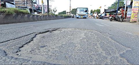 சேலம் மெய்யனூர் சாலை சேதமடைந்து குண்டும் குழியுமாக உள்ளது