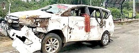 திருப்பத்தூர் அருகே விபத்தில் சேதமடைந்த போலீஸ் பாதுகாப்பு வாகனம்.
