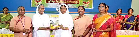 பெரியகுளம் ஜெயராஜ் அன்னபாக்கியம் மகளிர் கல்லூரியில் வரலாற்றுத் துறை பொன் விழா புத்தகத்தை கல்லூரிக் குழுமத் தலைவர் ரெஜினாள் வெளியிட முனைவர் மரியஅல்போன்சாள் பெற்றுக் கொண்டார்.