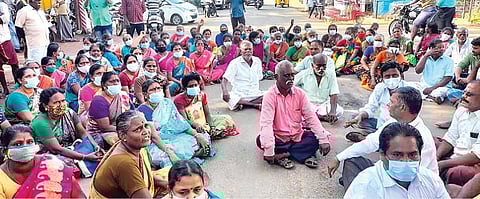 பட்டா வழங்காத அதிகாரிகளை கண்டித்து காரைக்குடி சாலையில் மறியல் செய்த கருணாநிதி நகரைச் சேர்ந்த மக்கள்.