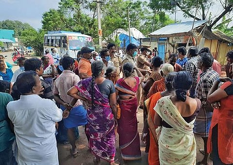 சிதம்பரம் தச்சன் குளம் பகுதியில் ஆக்கிரமிப்பை அகற்ற சென்ற நகராட்சி அதிகாரிகள்,போலீஸாருடன் அப்பகுதி மக்கள் வாக்குவாதத்தில் ஈடுபட்டனர்.