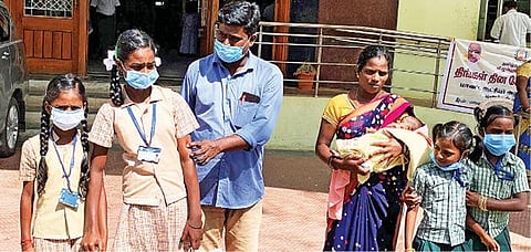 தன் மனைவி, மகள்களுடன் விழுப்புரம் ஆட்சியரிடம் மனு அளிக்க வந்த மாற்றுத்திறனாளி.