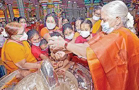 மேல்மருவத்தூரில் சக்திமாலை இருமுடி விழாவை தொடங்கி வைக்கிறார் ஆதிபராசக்தி ஆன்மிக இயக்கத் தலைவர் லட்சுமி பங்காரு அடிகளார்.
