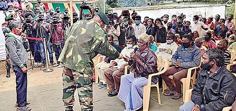 ஹெலிகாப்டர் விபத்து குறித்து, உடனடியாக தகவல் அளித்த கிருஷ்ணசாமி, சந்திரகுமாருக்கு பரிசுத் தொகை அளித்து கவுரவித்த லெப்டினென்ட் ஜெனரல் ஏ.அருண். படம்: ஆர்.டி.சிவசங்கர்