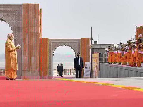 காசி விஸ்வநாதர் கோயிலுக்கு நேற்று சென்ற பிரதமர் நரேந்திர மோடி கங்கையில் புனித நீராடினார். (அடுத்த படம்) பின்னர் புதுப்பிக்கப்பட்ட காசி விஸ்வநாதர் கோயில் வளாகத்தை  பக்தர்கள் பயன்பாட்டுக்காக திறந்துவைத்து, சிறப்பு வழிபாடு நடத்தினார்.படங்கள்: பிடிஐ