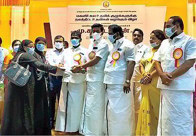 ராணிப்பேட்டையில் நடைபெற்ற நிகழ்ச்சியில் மகளிர் குழுவினருக்கு நேற்று கடனுதவிகளை வழங்கிய கைத்தறி மற்றும் துணிநூல் துறை அமைச்சர் ஆர்.காந்தி. அருகில், மாவட்ட ஆட்சியர் பாஸ்கர பாண்டியன் உள்ளிட்டோர். அடுத்த படம்: காட்பாடியில் உள்ள தனியார் திருமண மண்டபத்தில் மகளிர் சுய உதவி குழுக்களுக்கு நலத்திட்ட உதவிகள் வழங்கும் விழா நடைபெற்றது. இதில், பயனாளிகளுக்கு மாவட்ட ஆட்சியர் குமாரவேல் பாண்டியன், சட்டப்பேரவை உறுப்பினர்கள் கார்த்திகேயன், அமலு உள்ளிட்டோர் நலத்திட்ட உதவிகளை வழங்கினர். கடைசிப்படம்: திருப்பத்தூரில் நடைபெற்ற நிகழ்ச்சியில் மகளிர் குழுவினருக்கான கடனுதவிகளை  மாவட்ட ஆட்சியர் அமர் குஷ்வாஹா, எம்எல்ஏக்கள் தேவராஜி, நல்லதம்பி ஆகியோர் வழங்கினர்.