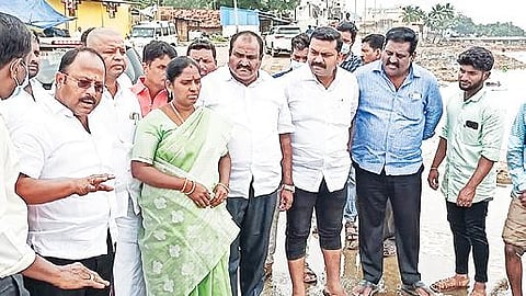 குடியாத்தம் கவுன்டன்யா ஆற்றின் தரைப்பாலம் சீரமைப்பு பணியை ஆய்வு செய்த எம்எல்ஏக்கள் நந்தகுமார், அமலு விஜயன்.