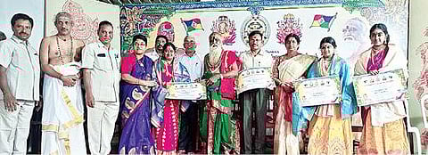 கலசப்பாக்கம் அடுத்த காந்தபாளையத்தில் நடந்த விஸ்வகர்மா குரு ஜகத்குரு ஆதி சிவாச்சாரியார் பீடத்தின் குருபூஜை விழாவில் விருதுகளை வழங்கிய மடாதிபதி சிவராஜன் ஞானாச்சாரிய குருசாமிகள்.