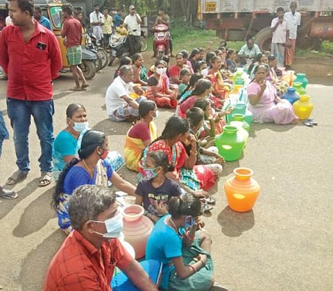 திருநெல்வேலியில் சீராக குடிநீர் விநியோகிக்க வலியுறுத்தி காலிக் குடங்களுடன் பெண்கள் மறியலில் ஈடுபட்டனர். படம்: மு.லெட்சுமி அருண்
