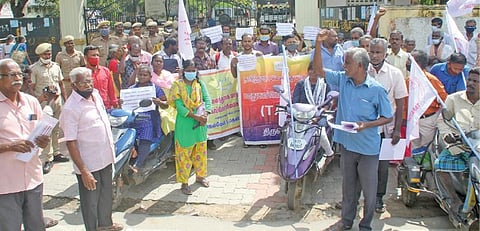 திருநெல்வேலி ஆட்சியர் அலுவலகம்  முன்  போராட்டத்தில் ஈடுபட்ட மாற்றுத் திறனாளிகள்.  படம்: மு.லெட்சுமி அருண்