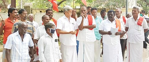 திருநெல்வேலி மாவட்ட ஆட்சியர் அலுவலகம் முன் விவசாயிகள் சங்கத்தினர் ஆர்ப்பாட்டத்தில் ஈடுபட்டனர். படம்: மு.லெட்சுமி அருண்