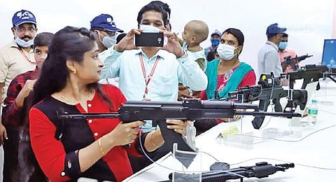 திருச்சி துப்பாக்கித் தொழிற்சாலையில் நேற்று முன்தினம் தொடங்கிய ஆயுதக் கண்காட்சியைப் பார்வையிடும் பொதுமக்கள்.
