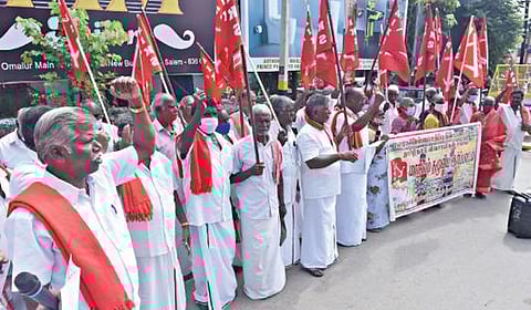 மழை வெள்ளத்தால் பயிர்கள் பாதிக்கப்பட்ட விவசாயிகளுக்கு நிவாரணம் வழங்கக் கோரி, சேலம் ஆட்சியர் அலுவலகம் முன்பு தமிழ்நாடு விவசாயிகள் சங்கம் சார்பில் ஆர்ப்பாட்டம் நடைபெற்றது. 	படம்:  எஸ். குரு பிரசாத்