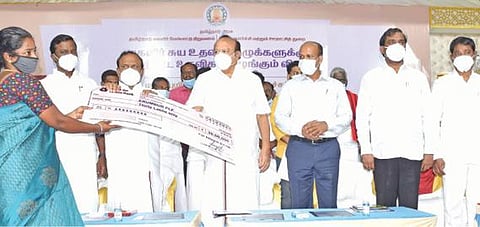 விழுப்புரத்தில் நடைபெற்ற நிகழ்ச்சியில் மகளிர் சுய உதவிக்குழுவி னருக்கு கடனுதவியை அமைச்சர் கே.எஸ். மஸ்தான் வழங்குகிறார்.