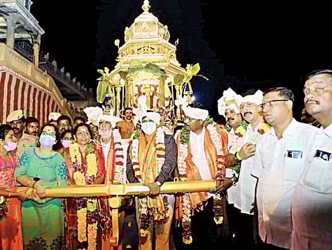 �	திருத்தணி சுப்பிரமணிய சுவாமி கோயிலில், பழுதான தங்கத்தேர் சீரமைக்கப்பட்டு, நேற்று நடந்த வெள்ளோட்டத்தை, தேரின் வடம்பிடித்து இந்து சமய அறநிலையத் துறை அமைச்சர் சேகர்பாபு தொடங்கி வைத்தார். இதில், அத்துறை ஆணையர் குமரகுருபரன்  உள்ளிட்டோர் பங்கேற்றனர்.