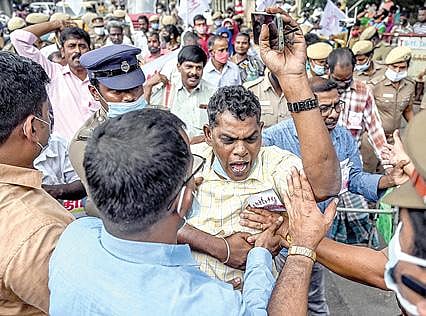 மாற்றுத் திறனாளிகளுக்கான மாதாந்திர உதவித்தொகையை உயர்த்தி வழங்க வலியுறுத்தி தாம்பரம் வட்டாட்சியர் அலுவலகத்தை நேற்று முற்றுகையிட்டுப் போராட்டம் நடத்திய தமிழ்நாடு அனைத்து வகை மாற்றுத் திறனாளிகள் சங்கத்தினர். படம்: எம்.முத்துகணேஷ்