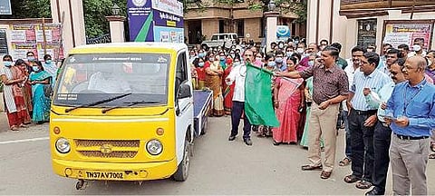 தேசிய மின் சிக்கன வாரத்தை முன்னிட்டு, விழிப்புணர்வு வாகன பிரச்சாரத்தை கோவை டாடாபாத் மின்வாரிய அலுவலகத்தில்  நேற்று  தொடங்கிவைத்த கோவை மண்டல மின்வாரிய தலைமைப்பொறியாளர் இ.டேவிட் ஜெபசிங்.