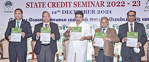 நபார்டு வங்கி சார்பில் நேற்று நடைபெற்ற மாநில கடன் கருத்தரங்கில் பங்கேற்று 2022-23 ஆண்டுக்கான வளம் சார்ந்த மாநில அறிக்கையை தமிழக நிதியமைச்சர் பழனிவேல் தியாகராஜன் வெளியிட்டார். உடன் (இடமிருந்து) இந்தியன் வங்கி மேலாண்மை இயக்குநர் சாந்திலால் ஜெயின், நபார்டு வங்கி தமிழக மண்டல அலுவலகத்தின் தலைமை பொது மேலாளர் தி.வெங்கடகிருஷ்ணா, ரிசர்வ் வங்கி மண்டல இயக்குநர் எஸ்எம்என் சுவாமி, இந்தியன் ஓவர்சீஸ் வங்கி நிர்வாக இயக்குநர் ஏ.கே.வஸ்தவா ஆகியோர்.படம்: பு.க.பிரவீன்