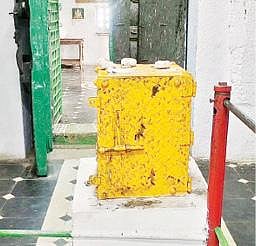 உடைக்கப்பட்ட உண்டியல்.