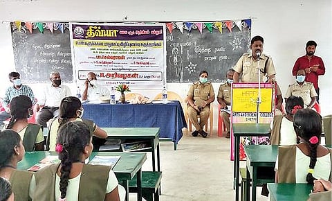 சேத்துப்பட்டு திவ்யா கல்லூரியில் நடைபெற்ற விழிப்புணர்வு முகாமில் பேசும் போளூர் டி.எஸ்.பி அறிவழகன்.