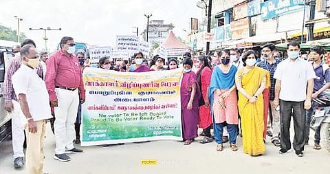 ஆம்பூரில் வாக்காளர் விழிப்புணர்வு ஊர்வலத்தை வருவாய் கோட்டாட்சியர் காயத்ரி சுப்பிரமணி தொடங்கி வைத்தார்.