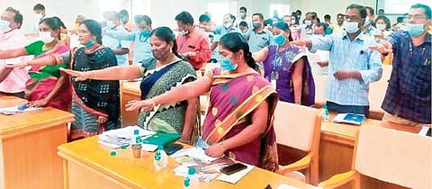 திருப்பத்தூர் ஆட்சியர் அலுவலக கூட்டரங்கில் நடைபெற்ற விழிப்புணர்வு கூட்டத்தில்  அரசு துறை ஊழியர்கள் உறுதிமொழியை ஏற்றனர்.