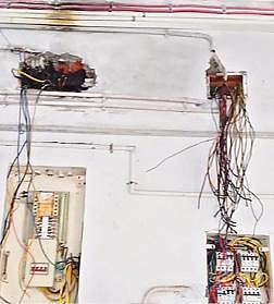 வேலூர் அடுக்கம்பாறை அரசு மருத்துவமனையில் ஏற்பட்ட தீ விபத்தில் சேதமடைந்த மின்வயர்கள்.