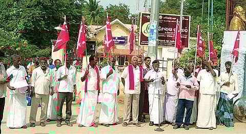 திருப்பத்தூர் வட்டாட்சியர் அலுவலகம் முன்பாக நேற்று ஆர்ப்பாட்டத்தில் ஈடுபட்ட தமிழ்நாடு விவசாய சங்கத்தினர்.