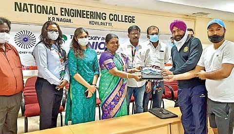 கோவில்பட்டியில் இன்று தொடங்கும் தேசிய ஜூனியர் ஹாக்கி போட்டியில் விளையாட உள்ள ஹாக்கி வீரர்களுக்கு அமைச்சர் கீதாஜீவன் அடையாள அட்டைகளை வழங்கினார்.