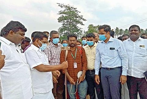 தூத்துக்குடி மாவட்டம் கடம்பாகுளம் உபரிநீர் கால்வாயில் உள்ள ஆக்கிரமிப்புகளை அளவீடு செய்யும் பணிகளை அமைச்சர் அனிதா  ஆர்.ராதாகிருஷ்ணன்  ஆய்வு செய்தார்.